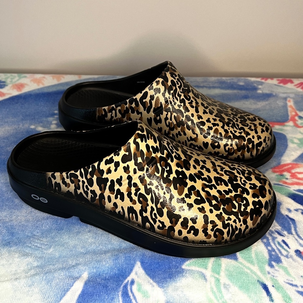**NEW** OOFOS RECOVERY CLOGS LIMITED EDITION LEOPARD size 10